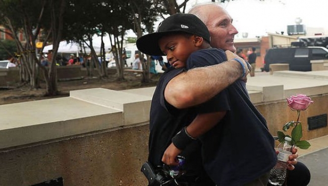 After Horrific Shootings, Citizens Line Up to Deliver a Powerful Message to Dallas Officers