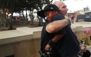 After Horrific Shootings, Citizens Line Up to Deliver a Powerful Message to Dallas Officers